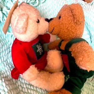 Hallmark magnet kissing holiday bears